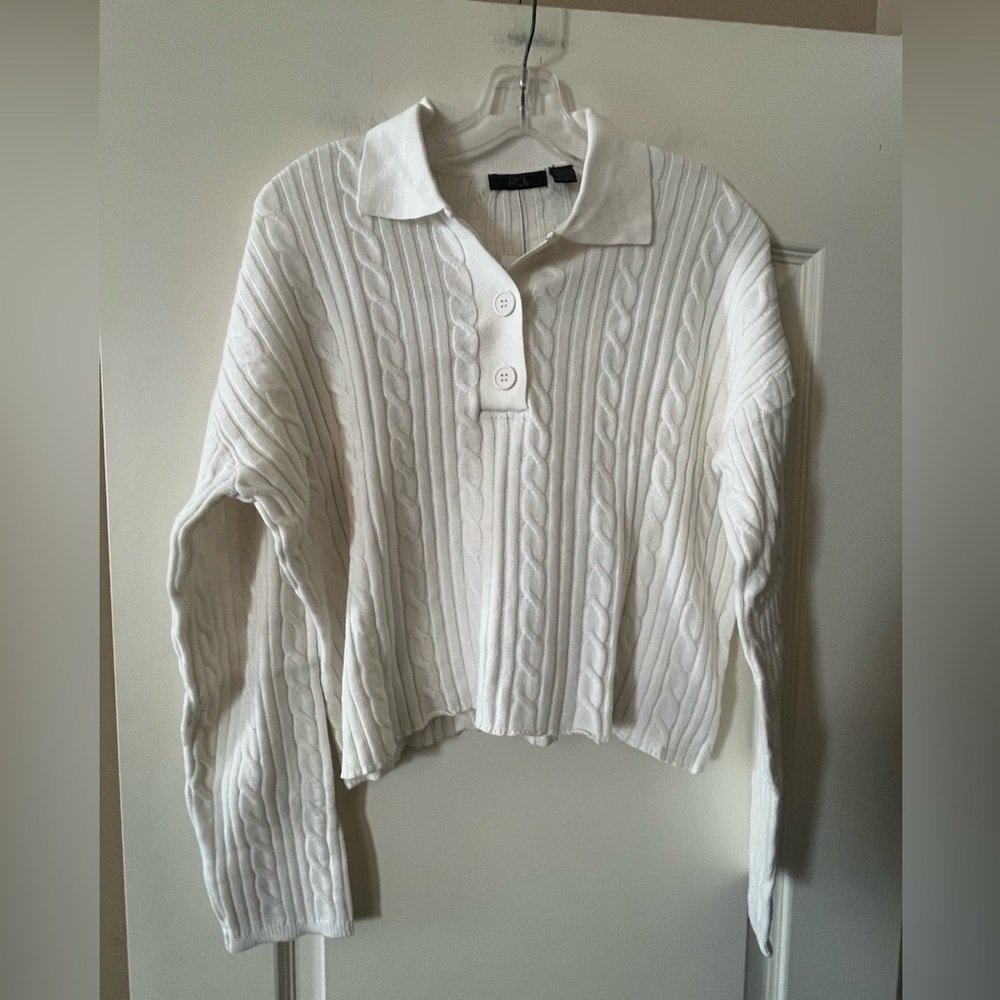 RDI Nordstrom White, Soft Knit Collared Sweater with Button Detail Size Medium